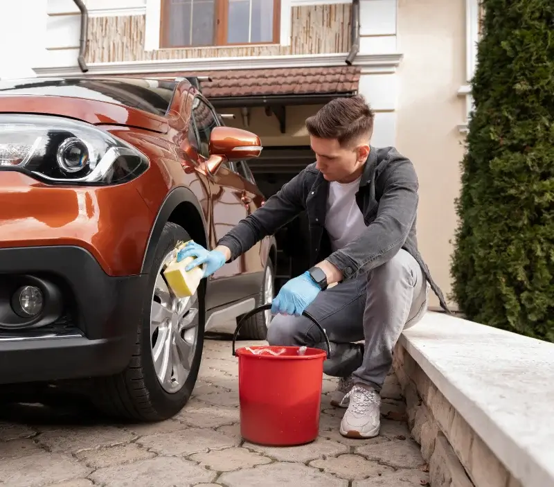 Lavage auto à domicile Accons : professionnel intervenant sur un véhicule